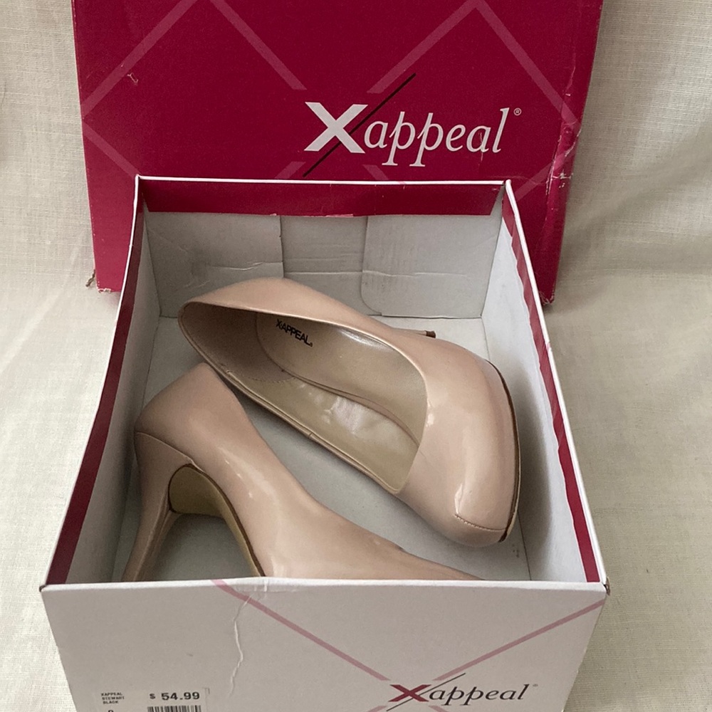 Women’s nude patent leather pumps. Size 9